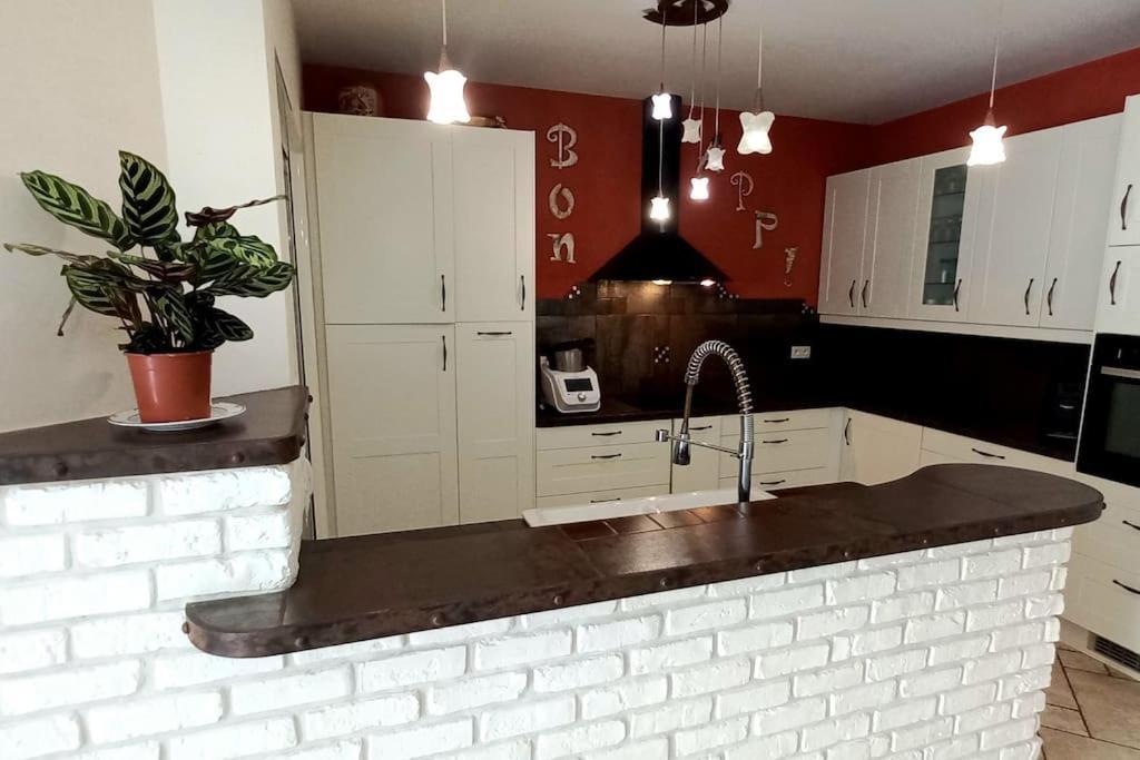 Villa 140 M² Hab. Avec Piscine กัสทร์ ภายนอก รูปภาพ