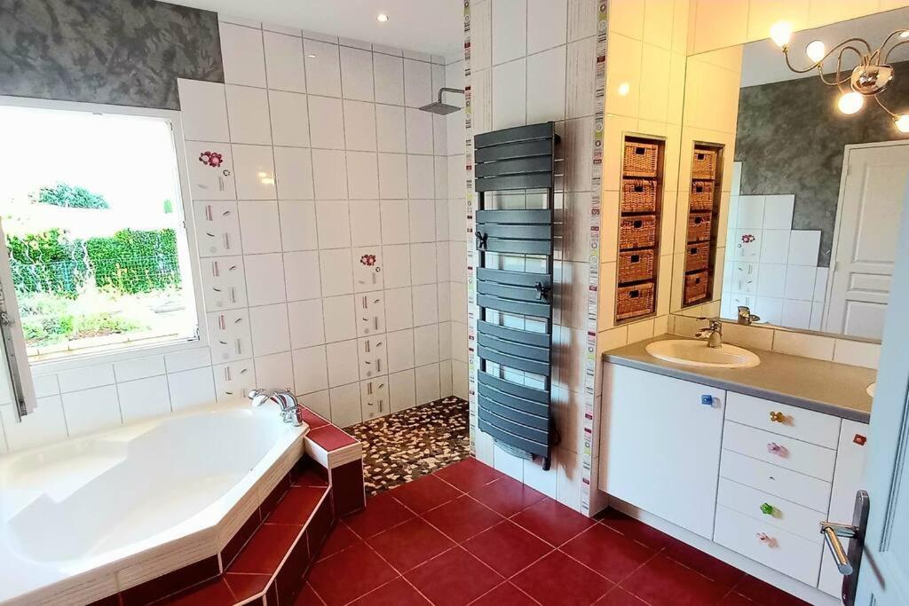 Villa 140 M² Hab. Avec Piscine กัสทร์ ภายนอก รูปภาพ