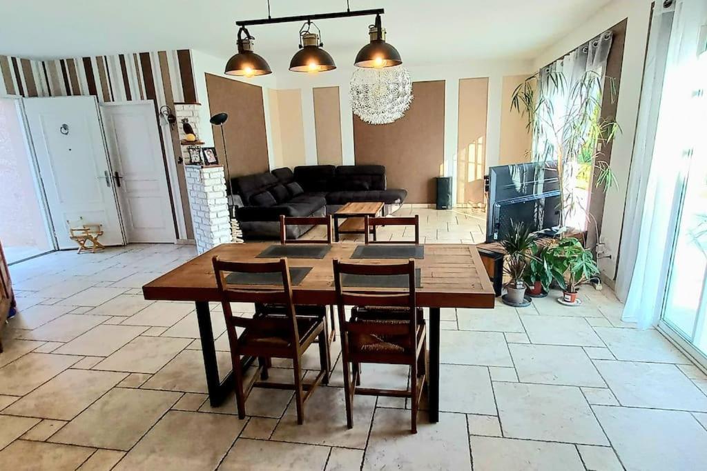Villa 140 M² Hab. Avec Piscine กัสทร์ ภายนอก รูปภาพ